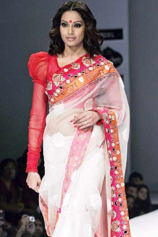 BBipasha basu on ramp shows the bengali style of saree